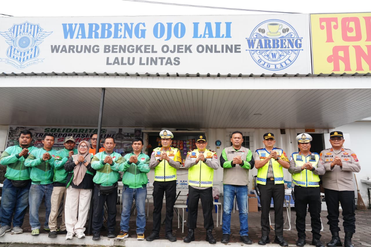 Wakapolda Sumut Turun ke Jalan, Bagikan Helm dan Ajak Warga Tertib Berlalu Lintas