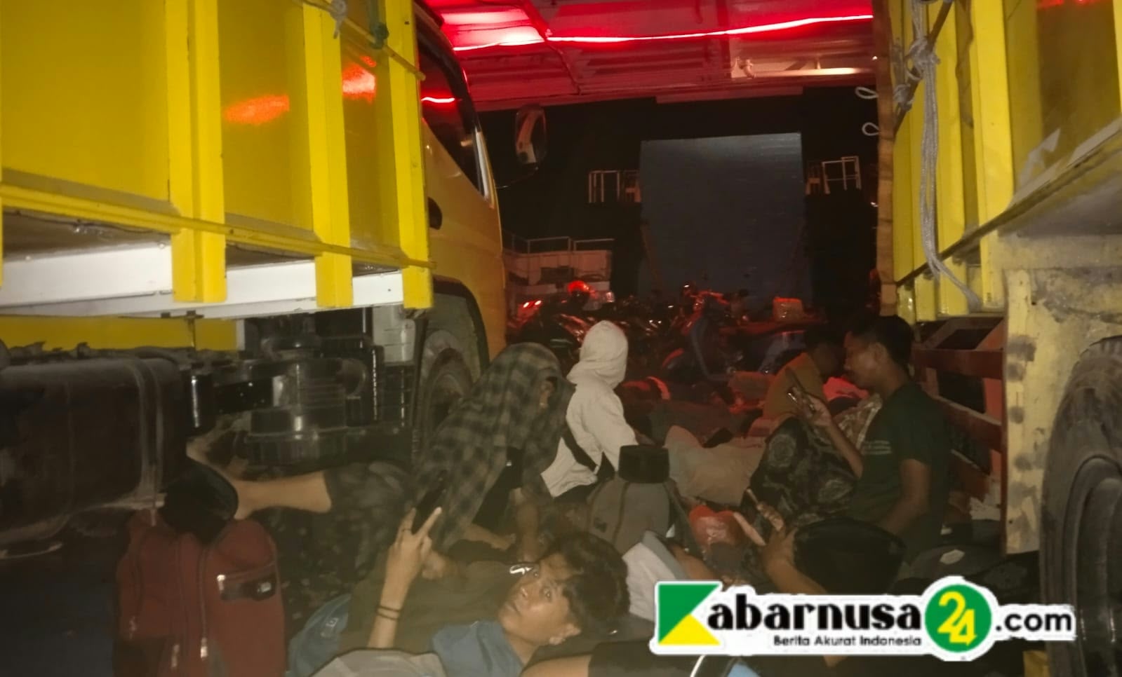 Demi Haul Majemuk Masyaikh Sukorejo, Ribuan Alumni dan Wali Santri Rela Tidur di Parkiran KMP Dharma Ferry 1