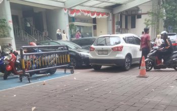Parkir Motor Menempati Jalur Disabilitas, Mobil Parkir Diduga Khusus Tamu atau Pejabat Istimewa di Halaman Gedung Baleka 2 Pemkot Depok