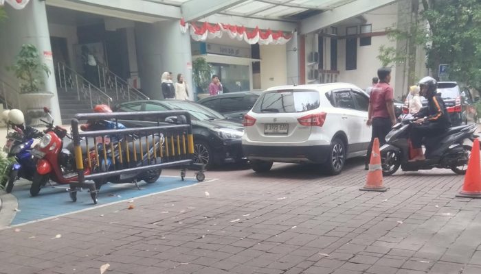 Parkir Motor Menempati Jalur Disabilitas, Mobil Parkir Diduga Khusus Tamu atau Pejabat Istimewa di Halaman Gedung Baleka 2 Pemkot Depok