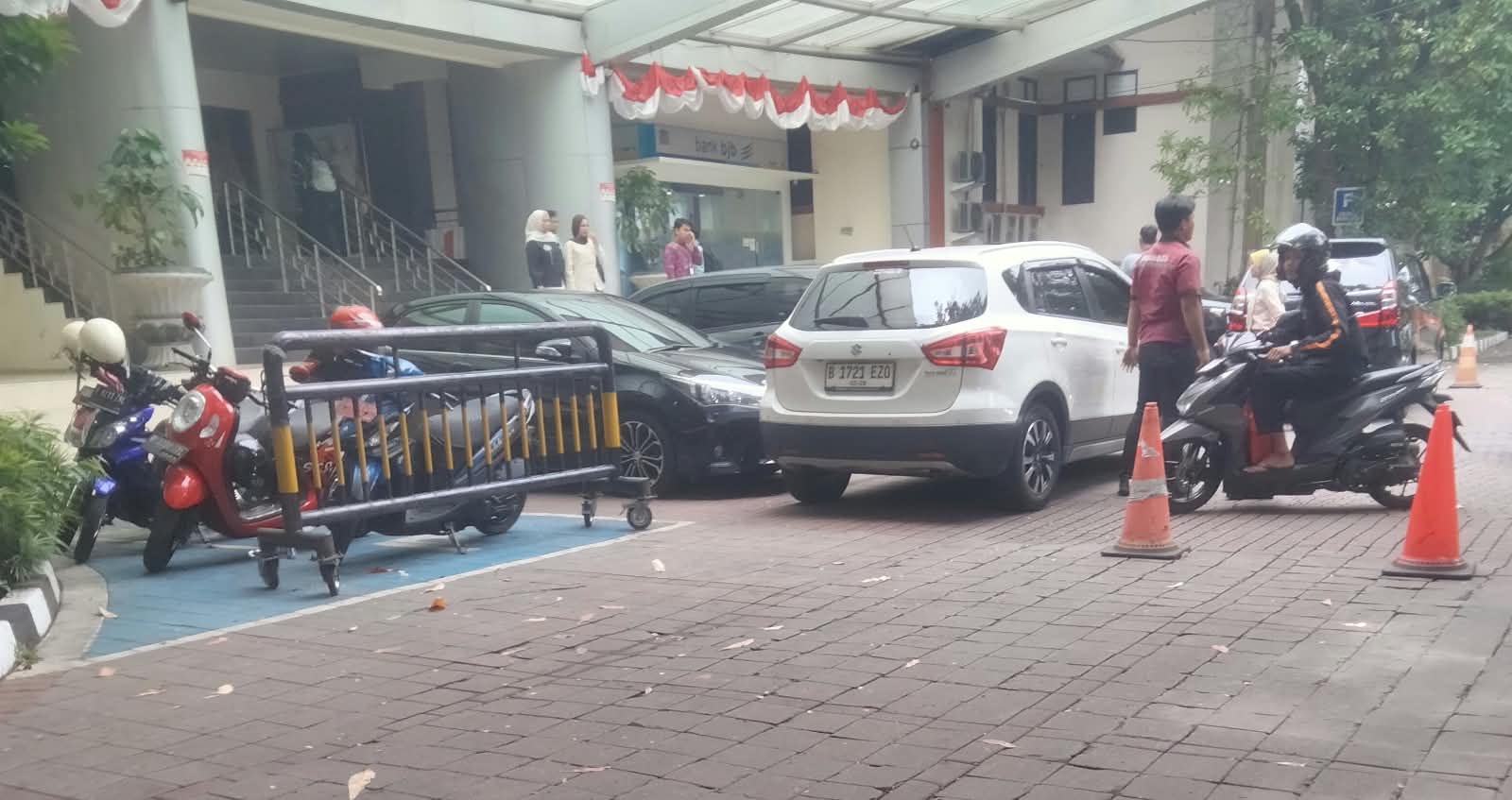 Parkir Motor Menempati Jalur Disabilitas, Mobil Parkir Diduga Khusus Tamu atau Pejabat Istimewa di Halaman Gedung Baleka 2 Pemkot Depok