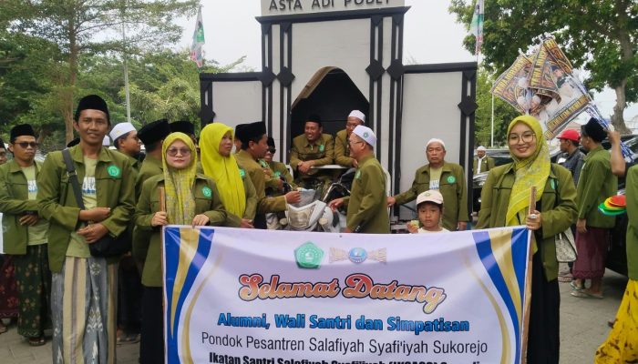 Tampilkan Ikon Menara Suar dan Gerbang Asta Adipoday, IKSASS Rayon Sapudi Meriahkan Pawai Penyambutan Alumni Se-Nusantara