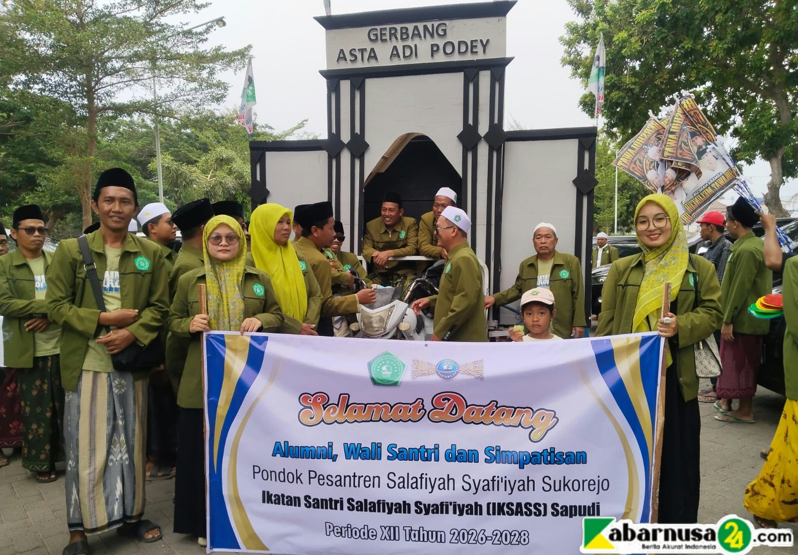 Tampilkan Ikon Menara Suar dan Gerbang Asta Adipoday, IKSASS Rayon Sapudi Meriahkan Pawai Penyambutan Alumni Se-Nusantara