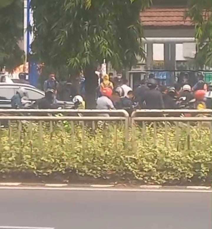 Kurang Disiplin di Hari Sumpah Pemuda, Puluhan ASN Terkunci di Luar Gerbang Kementerian Desa PDT dan Kementerian Transmigrasi Kalibata