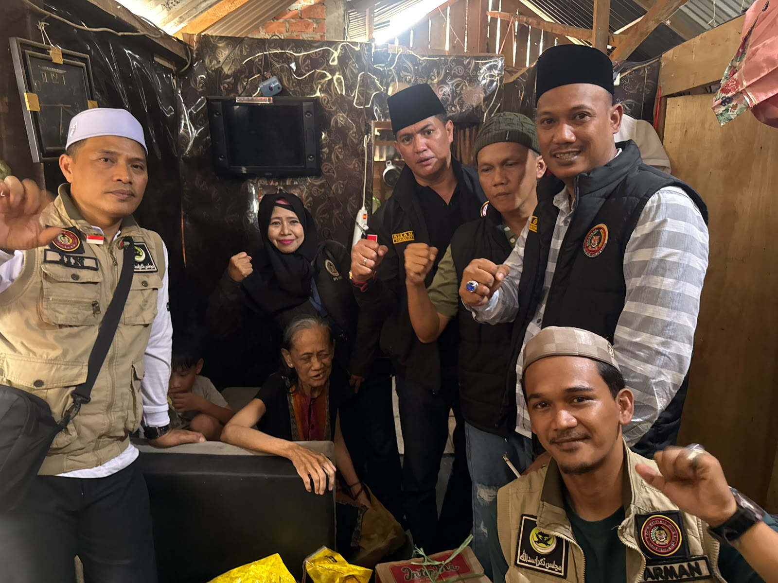 Forum Cakar Sriwijaya Kembali Tebar Kebaikan ,Salurkan Bantuan Sembako Kepada Nenek Sana Penyandang Tuna Netra