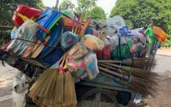 Kemana Kepedulian Pemerintah Pusat dan Wantimpres, Ditengah Ibukota yang Megah Lansia Berjuang Berdagang Jepitan dan Sapu Lidi Demi Bertahan Hidup