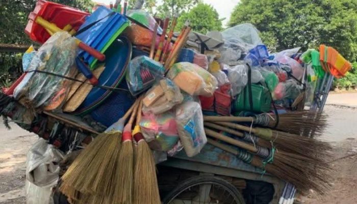 Kemana Kepedulian Pemerintah Pusat dan Wantimpres, Ditengah Ibukota yang Megah Lansia Berjuang Berdagang Jepitan dan Sapu Lidi Demi Bertahan Hidup