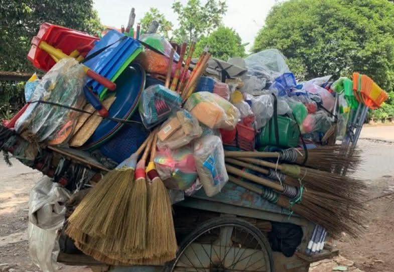 Kemana Kepedulian Pemerintah Pusat dan Wantimpres, Ditengah Ibukota yang Megah Lansia Berjuang Berdagang Jepitan dan Sapu Lidi Demi Bertahan Hidup