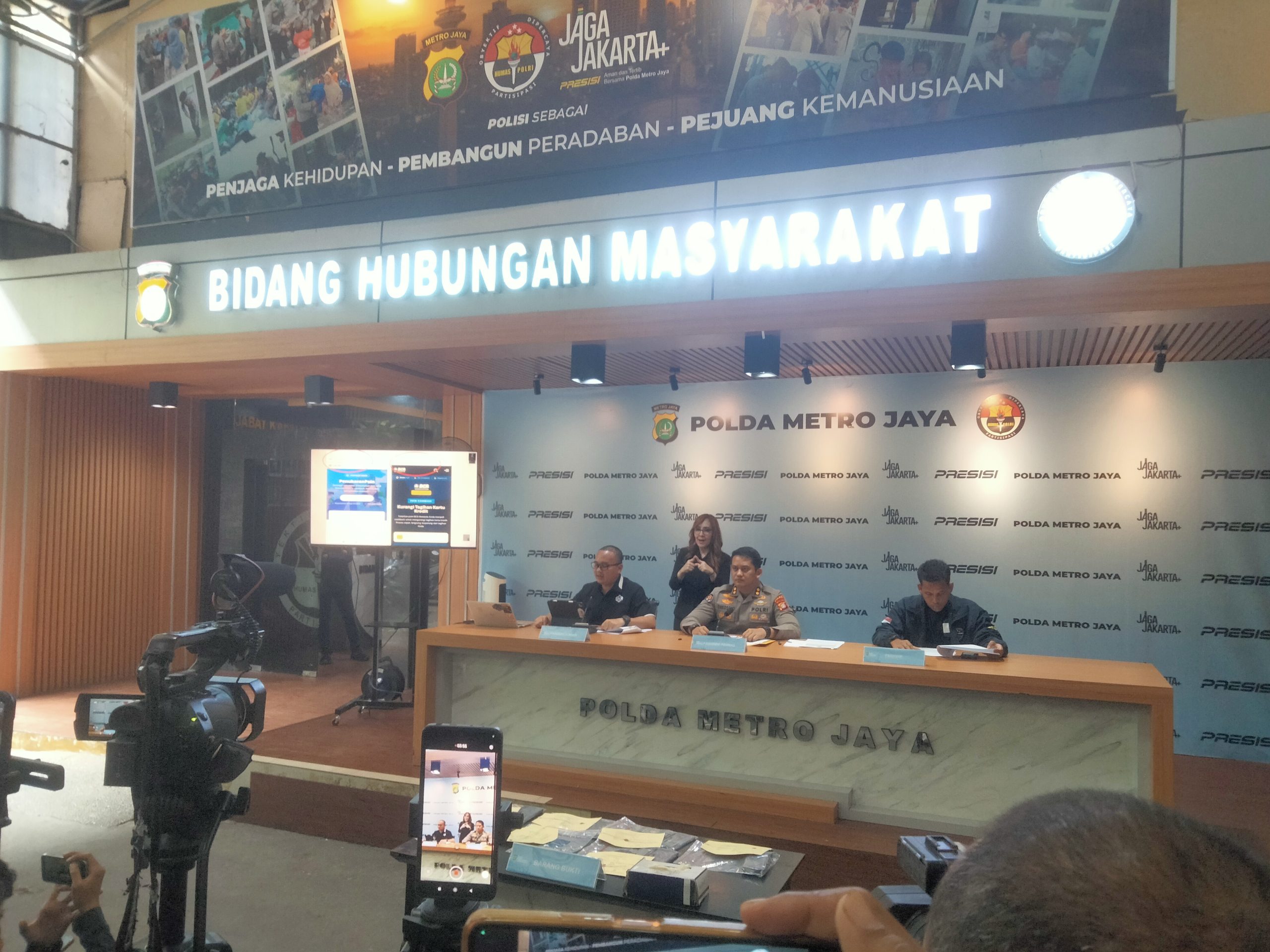 Berkeliaran di Rute MRT Sebar SMS Tipu-Tipu, Polda Metro Jaya Ungkap Jaringan Pembobolan Kartu Kredit