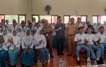 Bang Pur Dorong Siswa SMAN 1 Tempeh Berani Bermimpi Jadi Pemimpin, Tawarkan Beasiswa hingga Rp 35 Juta untuk Program OSIS Bang Pur Dorong Siswa SMAN 1 Tempeh Berani Bermimpi Jadi Pemimpin, Tawarkan Beasiswa hingga Rp 35 Juta untuk Program OSIS