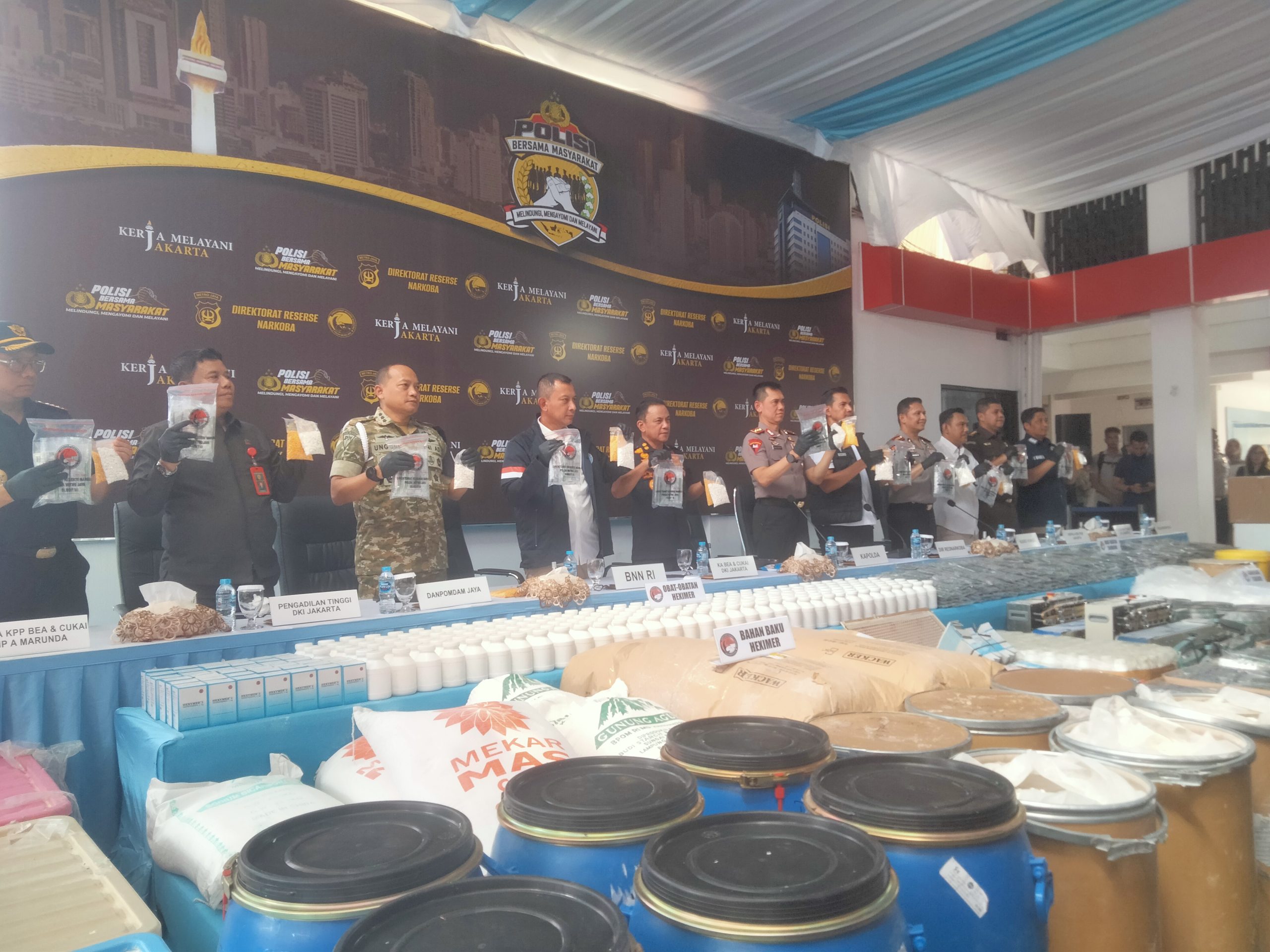 Dibawah Komando Komjen Pol Dadang dan Kombes Pol Bismo Gulung Pabrik Obat Keras Ilegal dan Sita 7,8 Juta Butir Tramadol