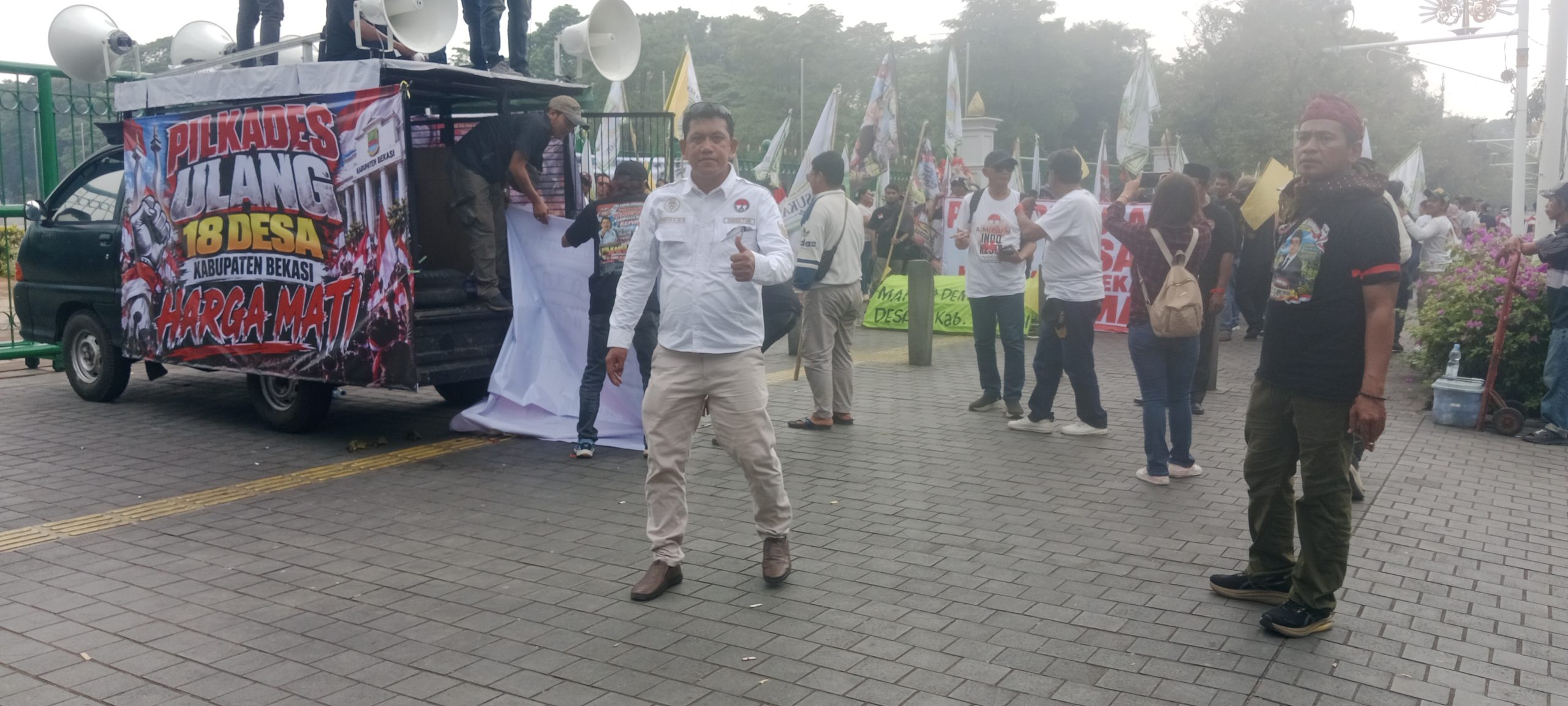 18 Perwakilan Desa Kabupaten Bekasi Aksi Damai di Jakarta Tuntut Pilkades Diulang 18 Perwakilan Desa Kabupaten Bekasi Aksi Damai di Jakarta Tuntut Pilkades Diulang