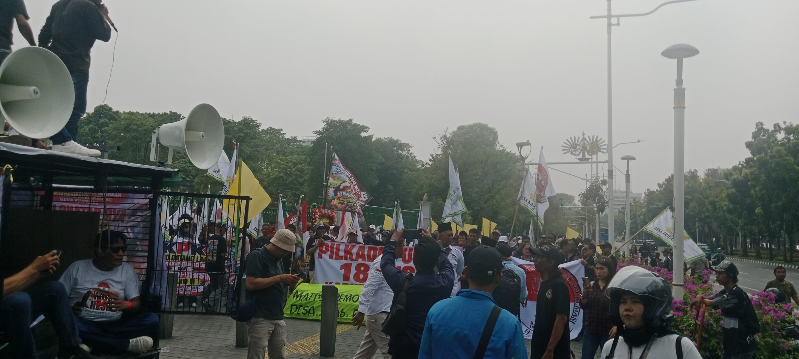 18 Perwakilan Desa Kabupaten Bekasi Aksi Damai di Jakarta Tuntut Pilkades Diulang 18 Perwakilan Desa Kabupaten Bekasi Aksi Damai di Jakarta Tuntut Pilkades Diulang