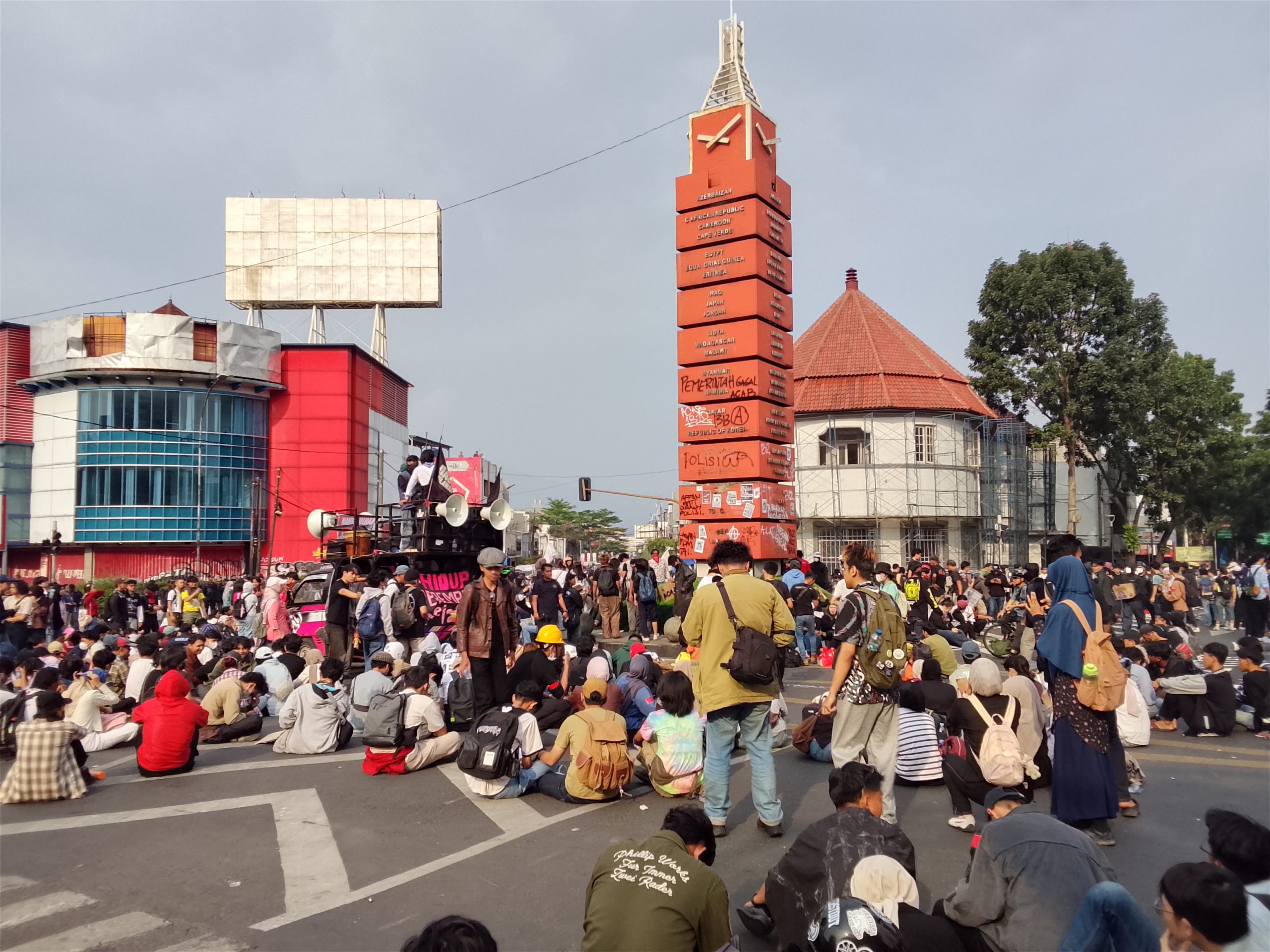 Mahasiswa dan Masyarakat Gelar Aksi di Jalan Asia Afrika Bandung, Empat Tuntutan SETRA Mengemuka