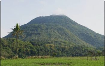 Wisata Religius Syeh Jafar Sidiq, di kaki Gunung Haruman Garut,Jawa Barat Banyak dikunjungi peziarah bahkan dari Luar Negri