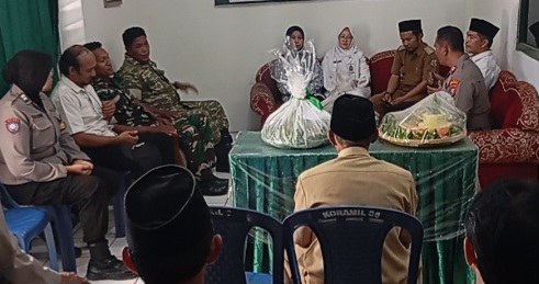 Forkopimcam Tamanan Berikan Tumpeng Ucapan HUT ke-81 TNI di Koramil Tamanan
