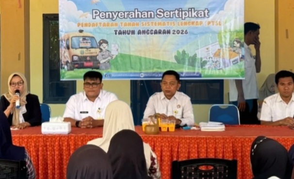 Tim 1 PTSL Kantor Pertanahan Kabupaten Bondowoso Serahkan Sertipikat Tanah di Desa Patemon