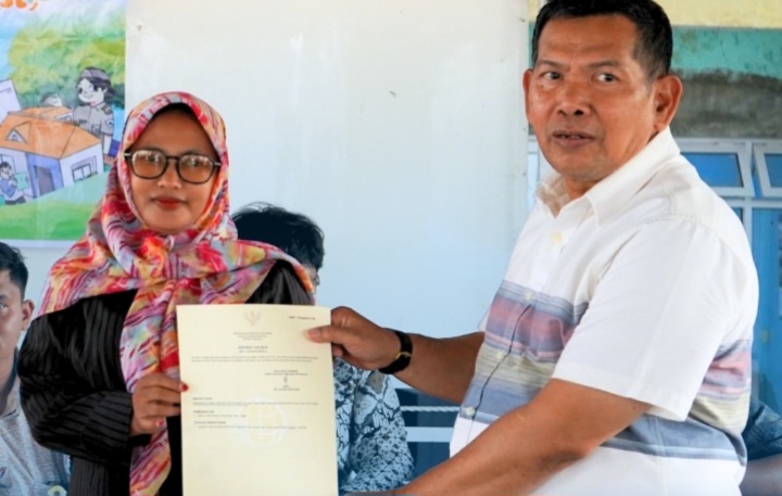 Wujudkan Kepastian Hukum Hak Milik Warga, Kantah Bondowoso Serahkan Sertipikat PTSL di Desa Tanggulangin