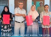 Pastikan Legalitas Aset Warga, Tim 2 PTSL Kantah Bondowoso Serahkan Sertipikat di Desa Brambang Darussalam