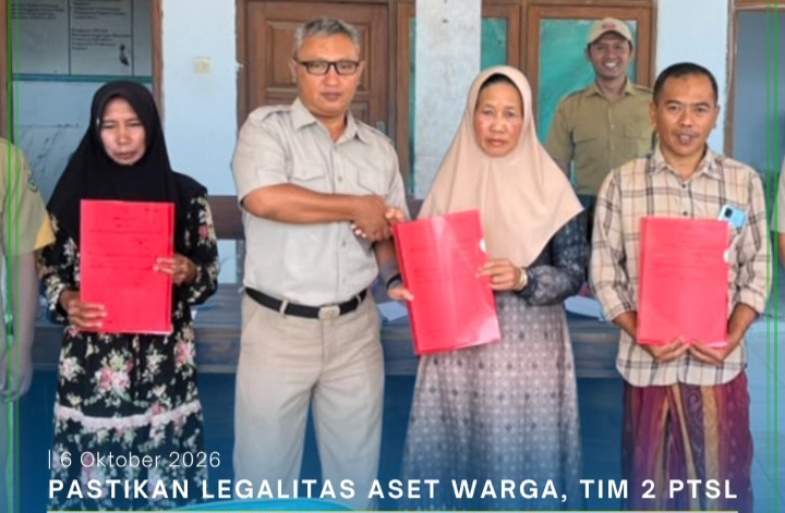 Pastikan Legalitas Aset Warga, Tim 2 PTSL Kantah Bondowoso Serahkan Sertipikat di Desa Brambang Darussalam