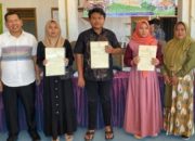 Kepala Kantor Pertanahan Kabupaten Bondowoso Serahkan Sertipikat PTSL di Balai Desa Sumber Canting