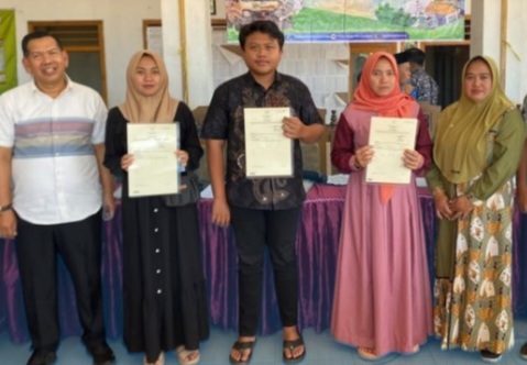 Kepala Kantor Pertanahan Kabupaten Bondowoso Serahkan Sertipikat PTSL di Balai Desa Sumber Canting