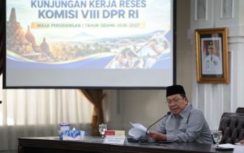 Miris!! Guru Agama Sudah Mengabdi Puluhan Tahun, Digaji Cuma 300ribu Per Bulan Miris!! Guru Agama Sudah Mengabdi Puluhan Tahun, Digaji Cuma 300ribu Per Bulan